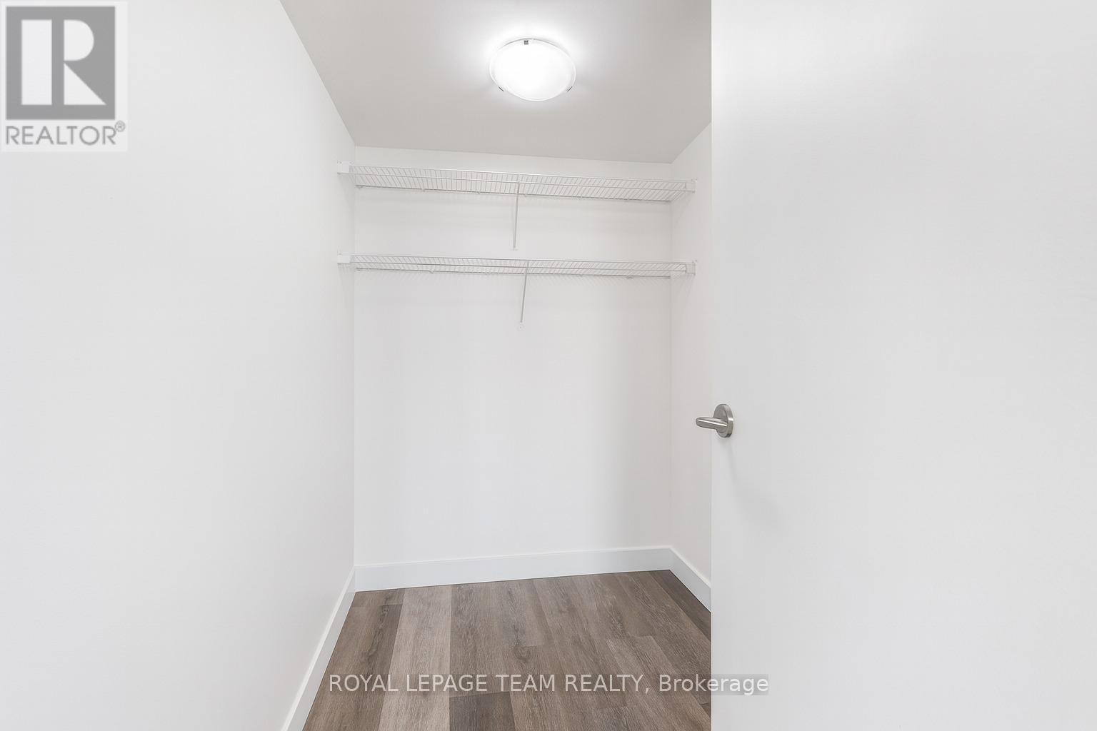Walk-in Closet virtually removed of all items - 901 - 200 Bay Street, Ottawa, ON - Indoor