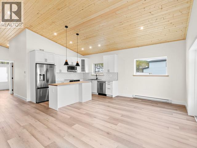 40 Beryl Place, Whitehorse, YT - Indoor Photo Showing Kitchen With Upgraded Kitchen
