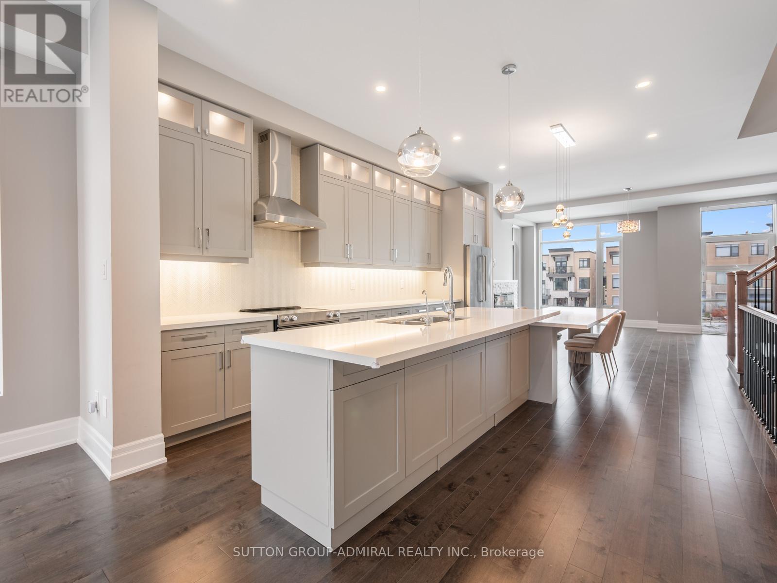 27 Adaskin Avenue, Vaughan, ON - Indoor Photo Showing Kitchen With Upgraded Kitchen