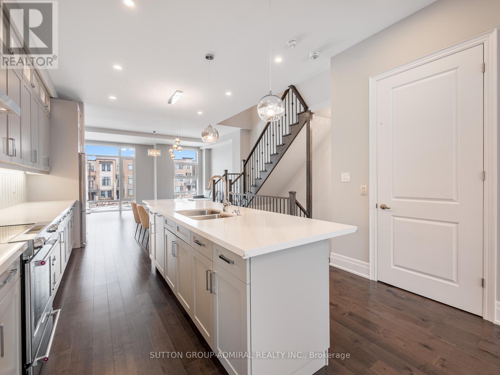 27 Adaskin Avenue, Vaughan, ON - Indoor Photo Showing Kitchen With Double Sink With Upgraded Kitchen