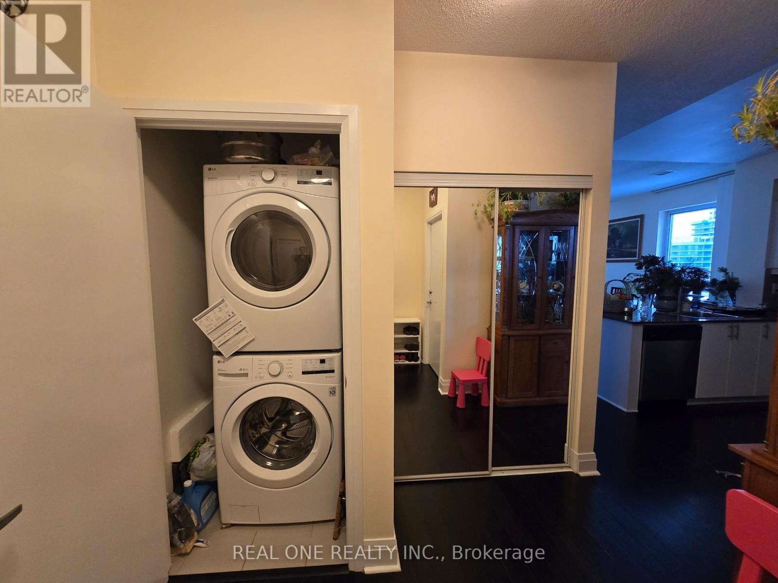 615 - 17 Kenaston Gardens, Toronto, ON - Indoor Photo Showing Laundry Room