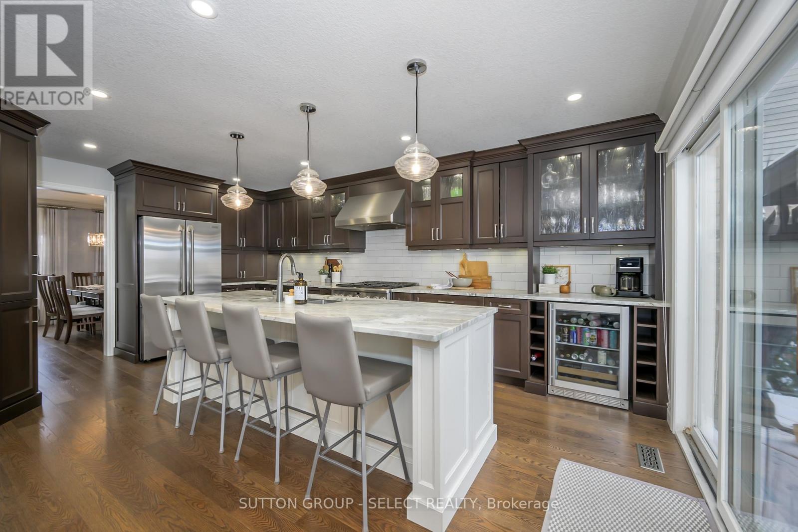 15 Marcus Crescent, London North (North A), ON - Indoor Photo Showing Kitchen With Upgraded Kitchen
