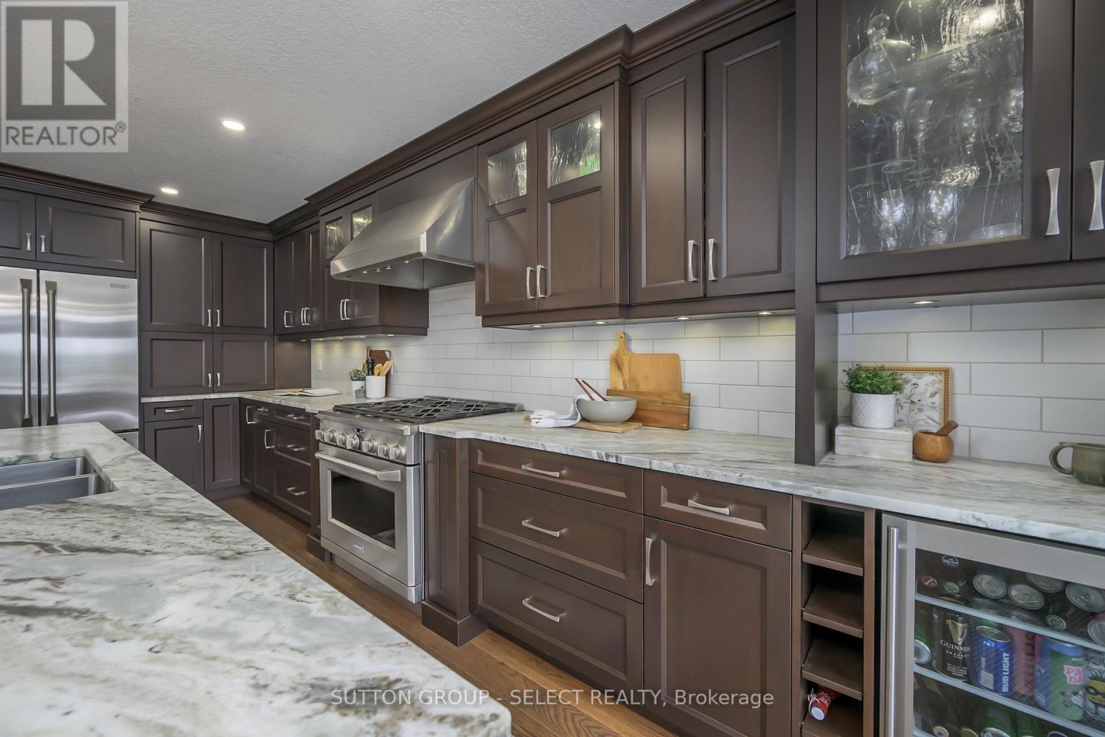 15 Marcus Crescent, London North (North A), ON - Indoor Photo Showing Kitchen With Upgraded Kitchen