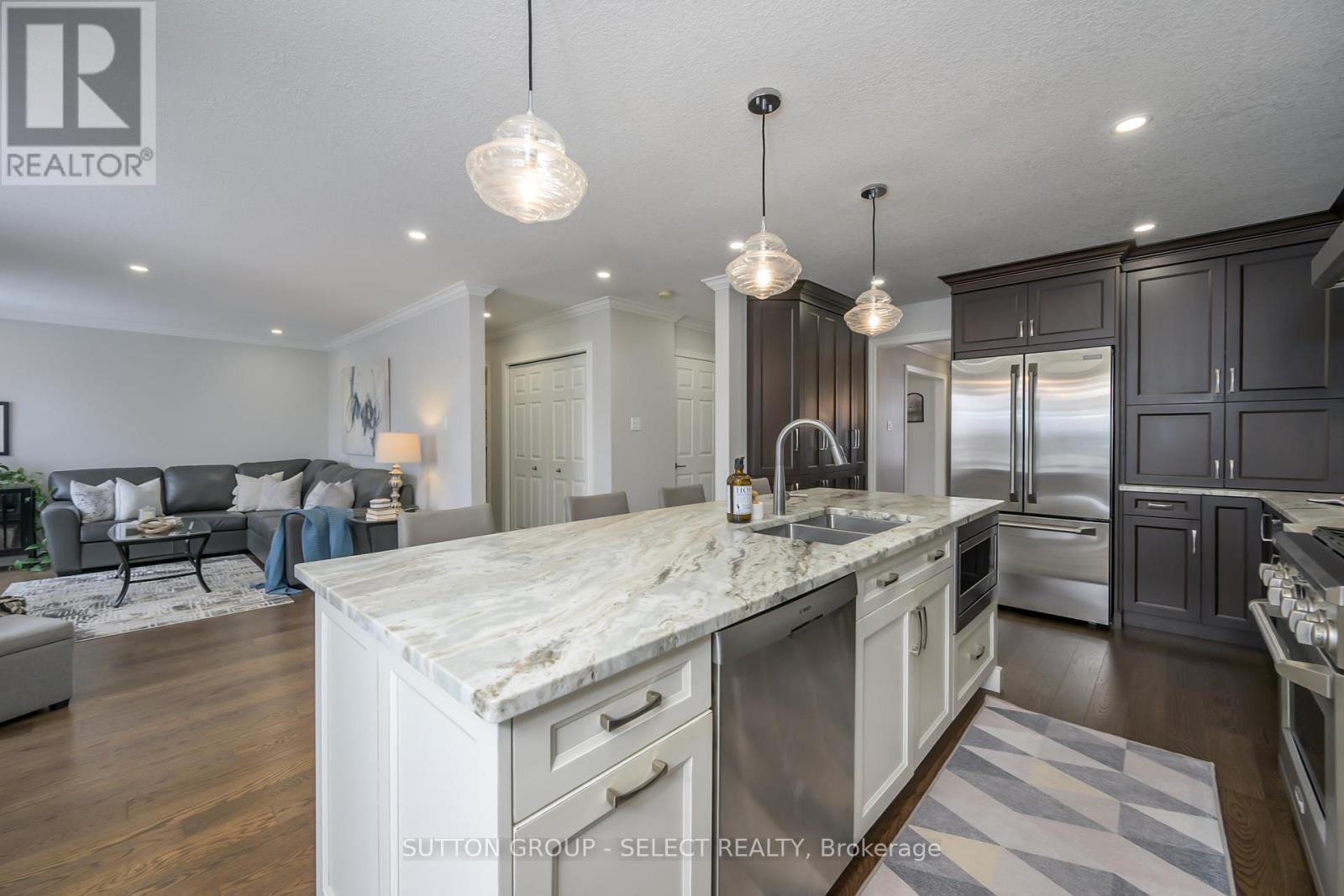 15 Marcus Crescent, London North (North A), ON - Indoor Photo Showing Kitchen With Double Sink With Upgraded Kitchen