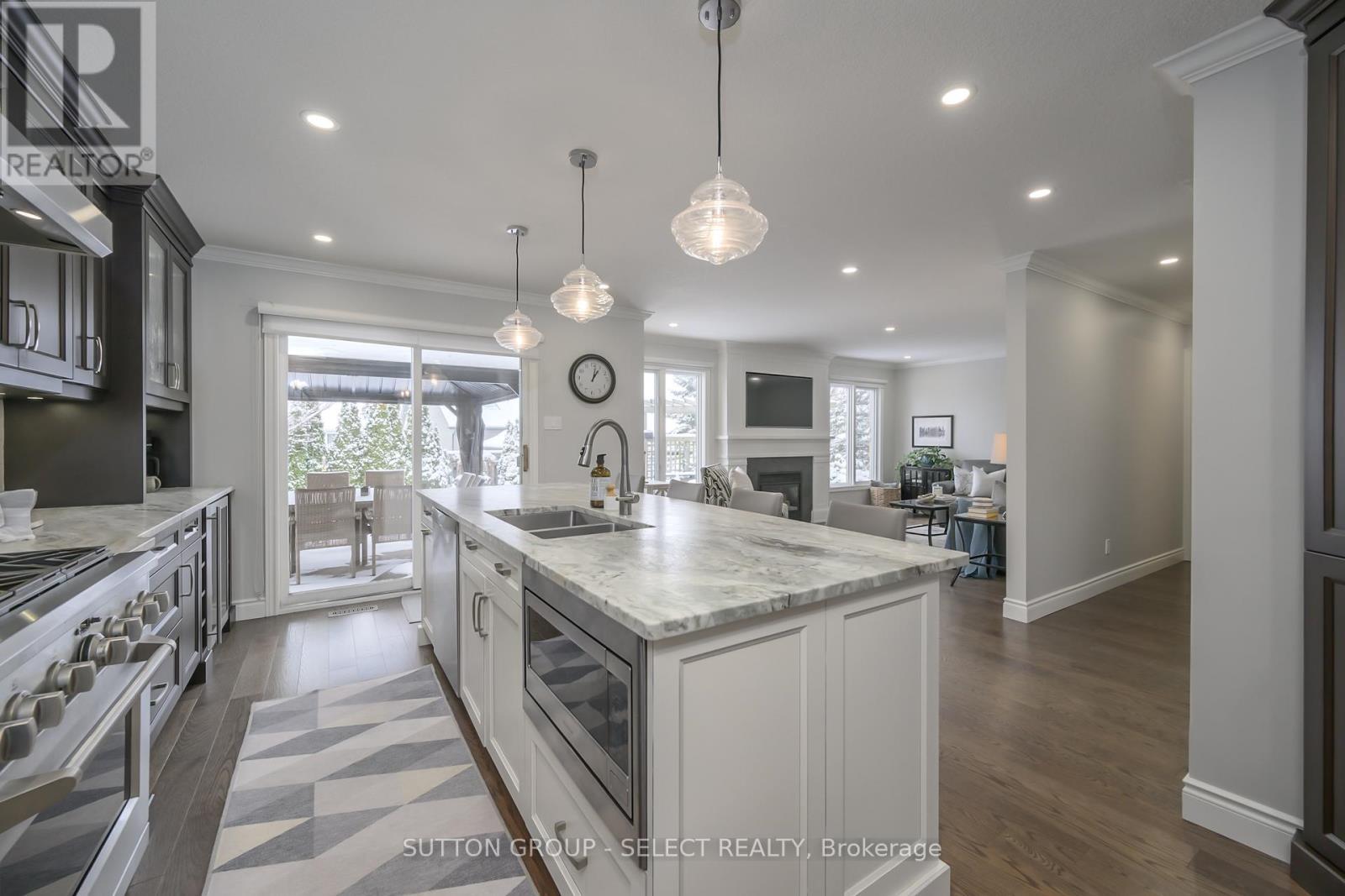 15 Marcus Crescent, London North (North A), ON - Indoor Photo Showing Kitchen With Double Sink With Upgraded Kitchen