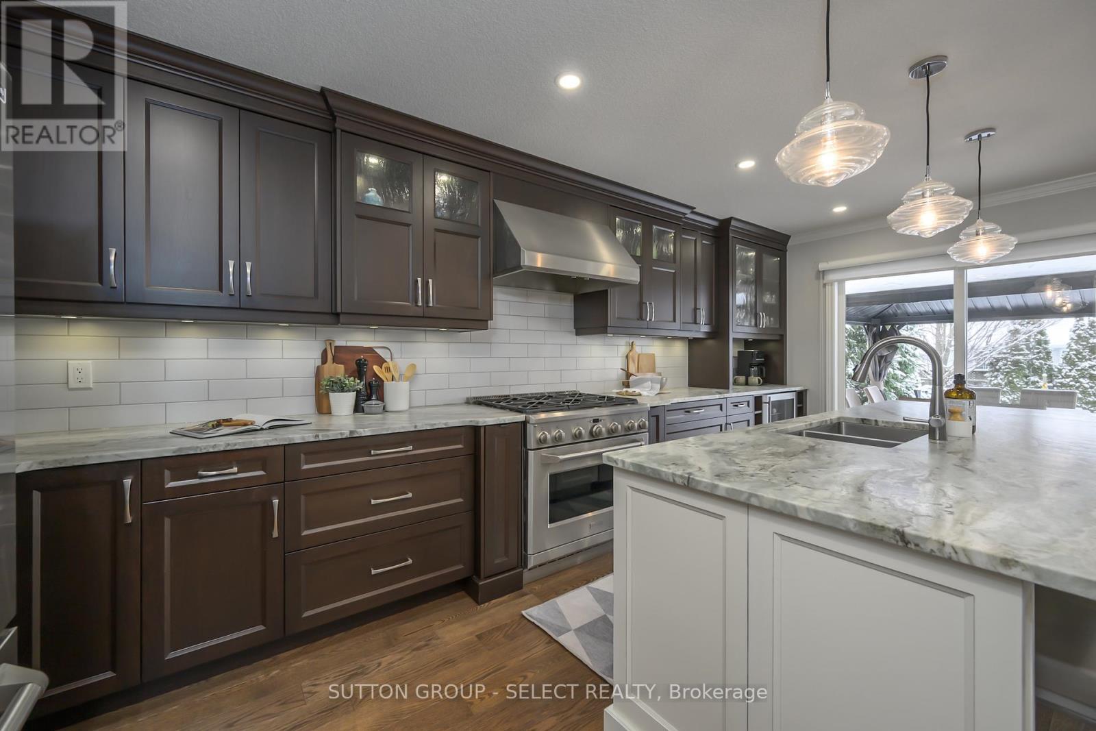 15 Marcus Crescent, London North (North A), ON - Indoor Photo Showing Kitchen With Double Sink With Upgraded Kitchen