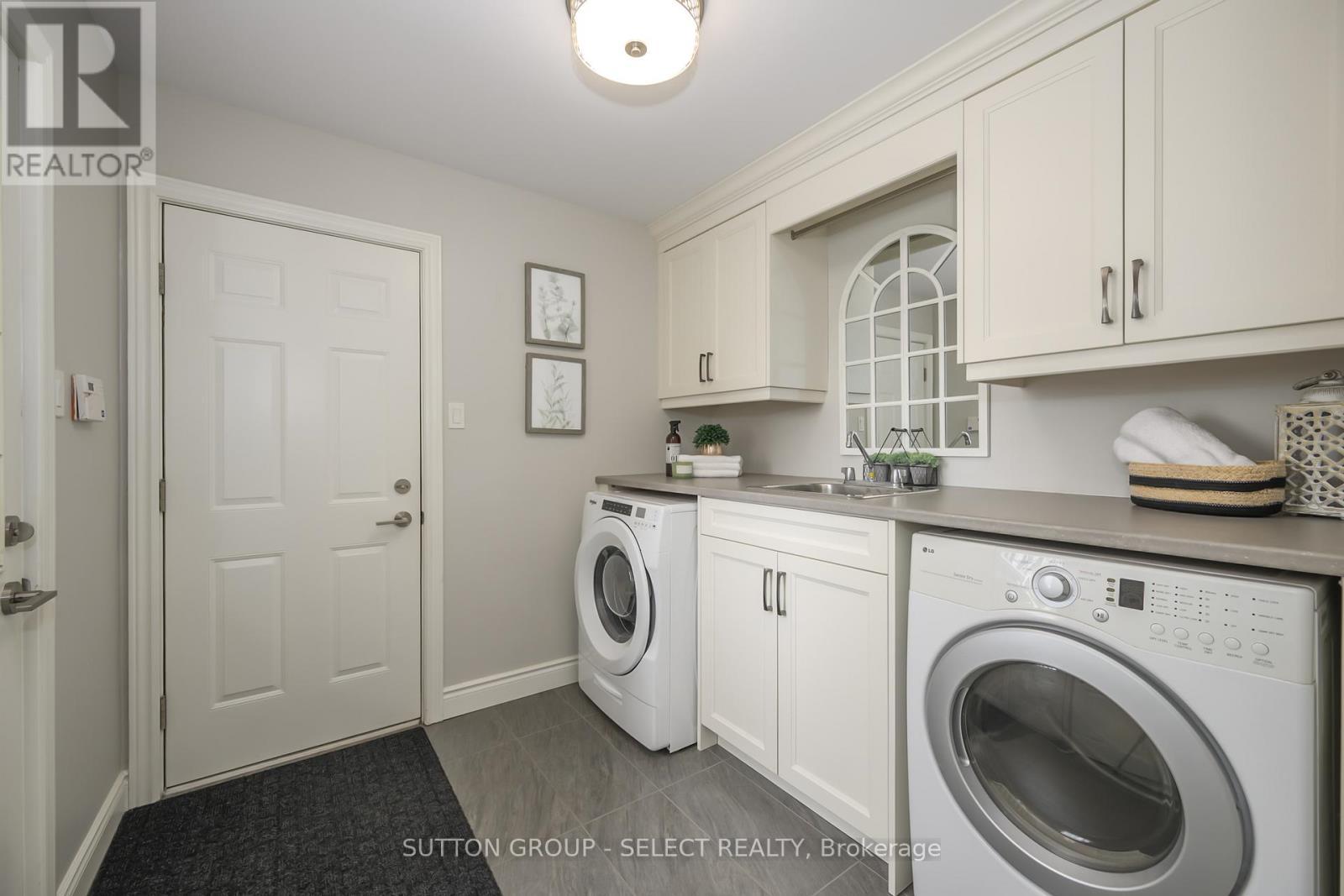 15 Marcus Crescent, London North (North A), ON - Indoor Photo Showing Laundry Room