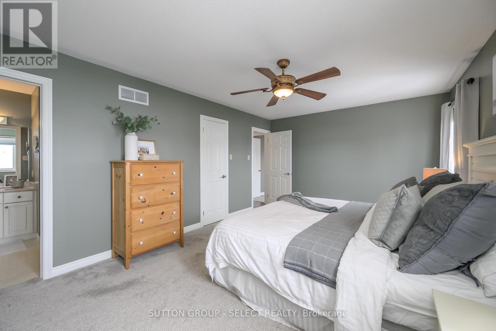 15 Marcus Crescent, London North (North A), ON - Indoor Photo Showing Bedroom