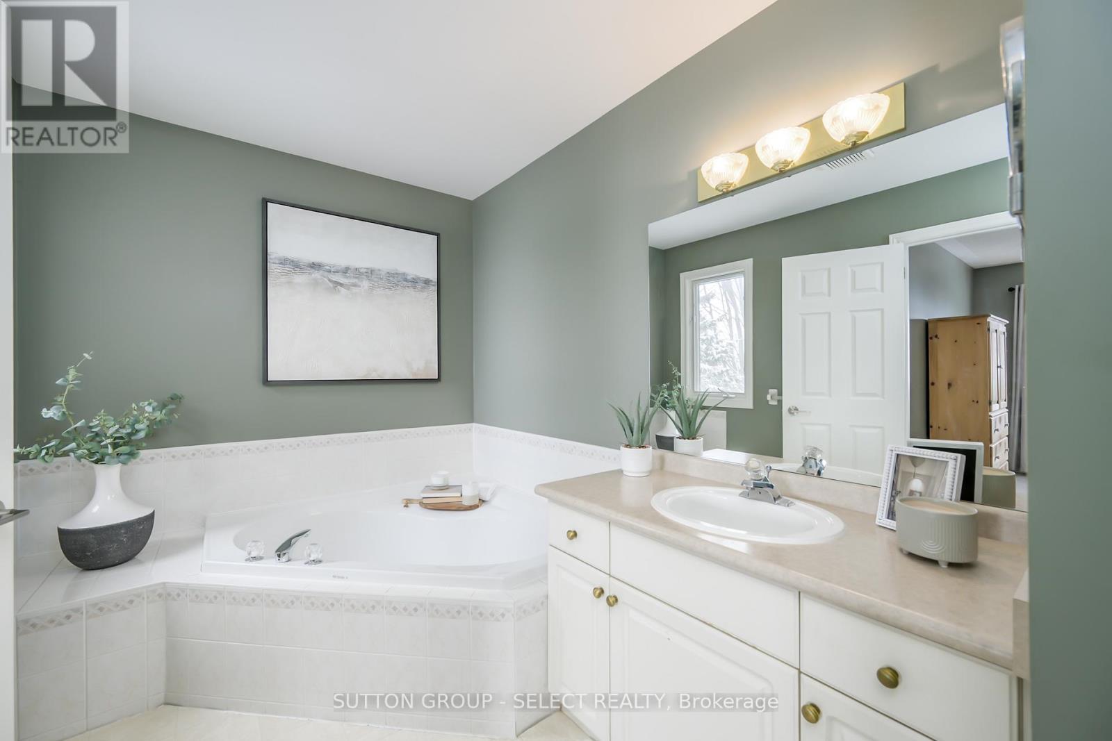 15 Marcus Crescent, London North (North A), ON - Indoor Photo Showing Bathroom