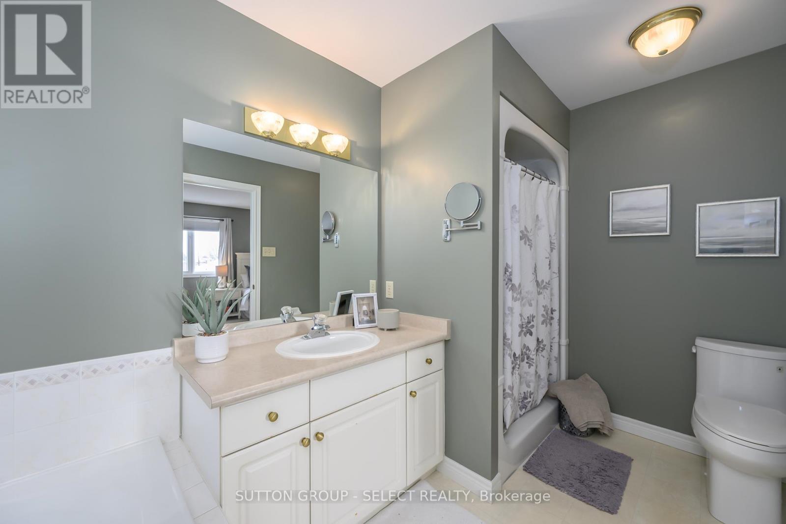 15 Marcus Crescent, London North (North A), ON - Indoor Photo Showing Bathroom