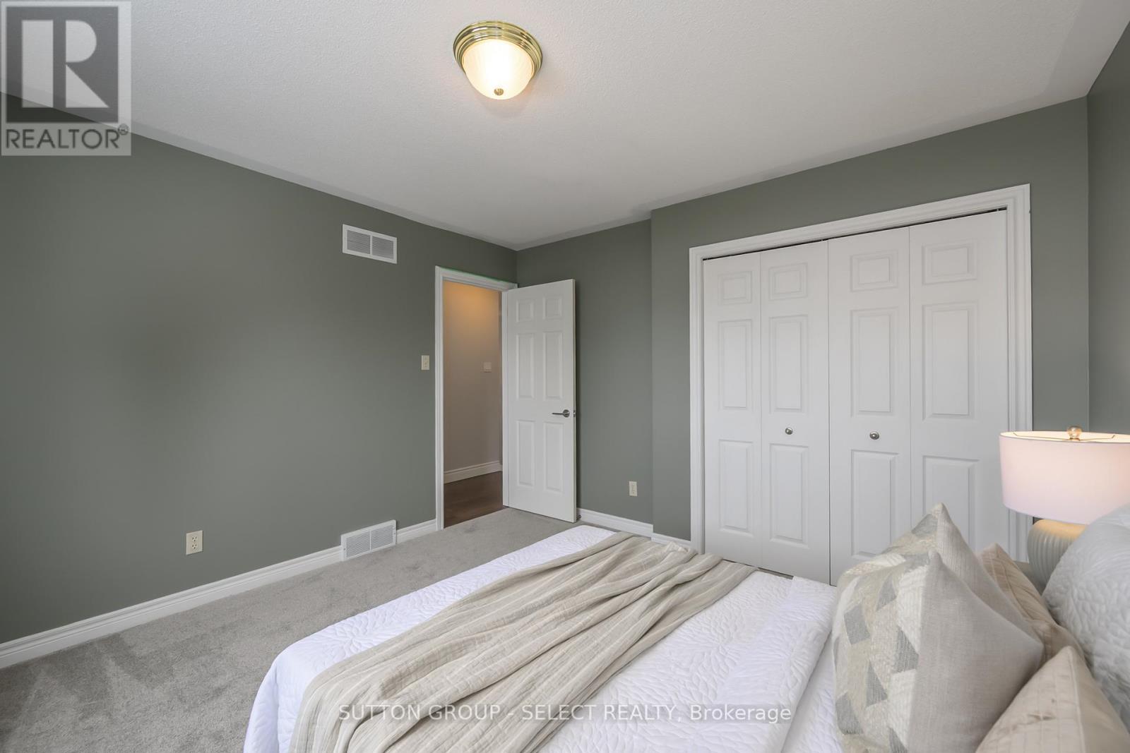 15 Marcus Crescent, London North (North A), ON - Indoor Photo Showing Bedroom