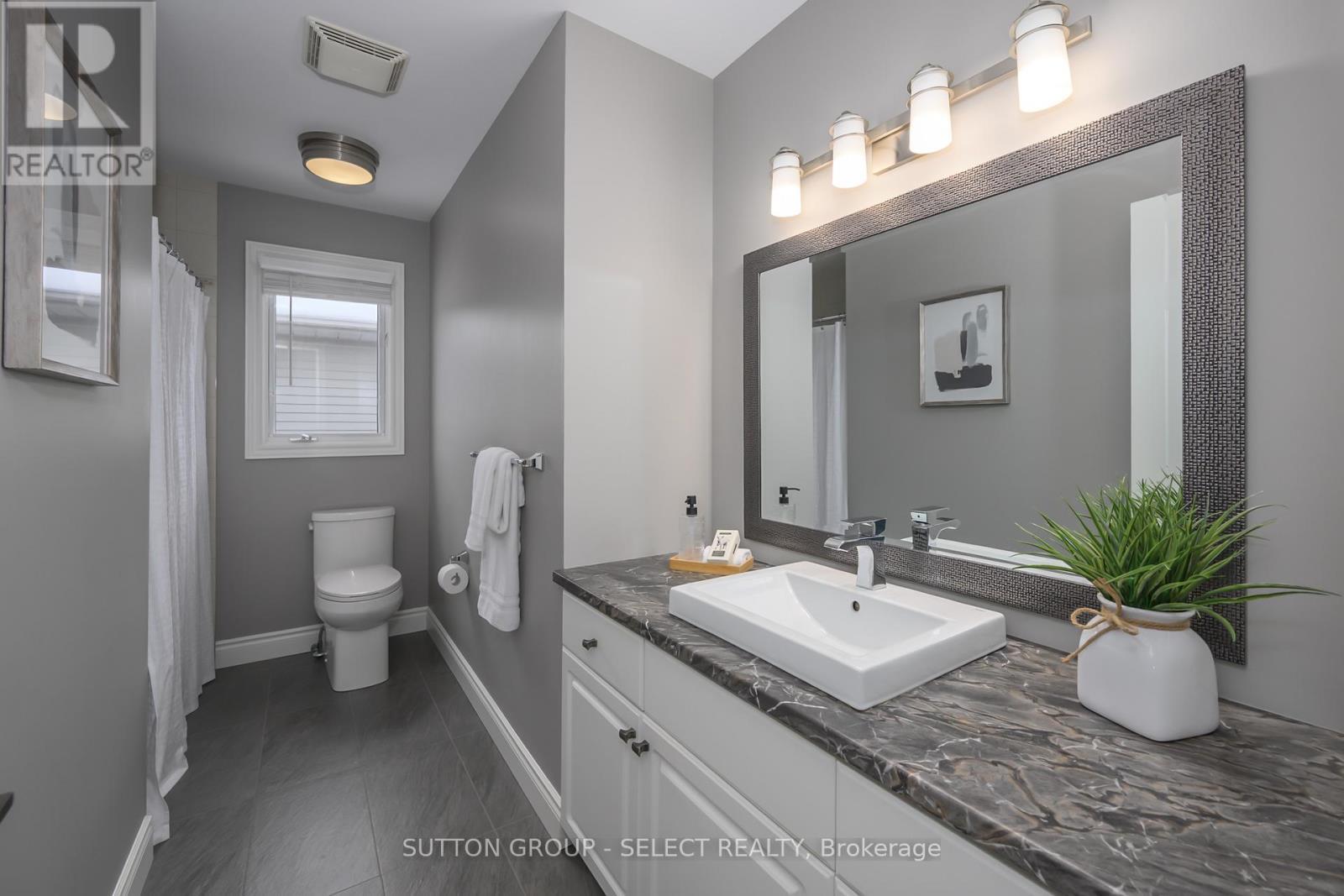 15 Marcus Crescent, London North (North A), ON - Indoor Photo Showing Bathroom