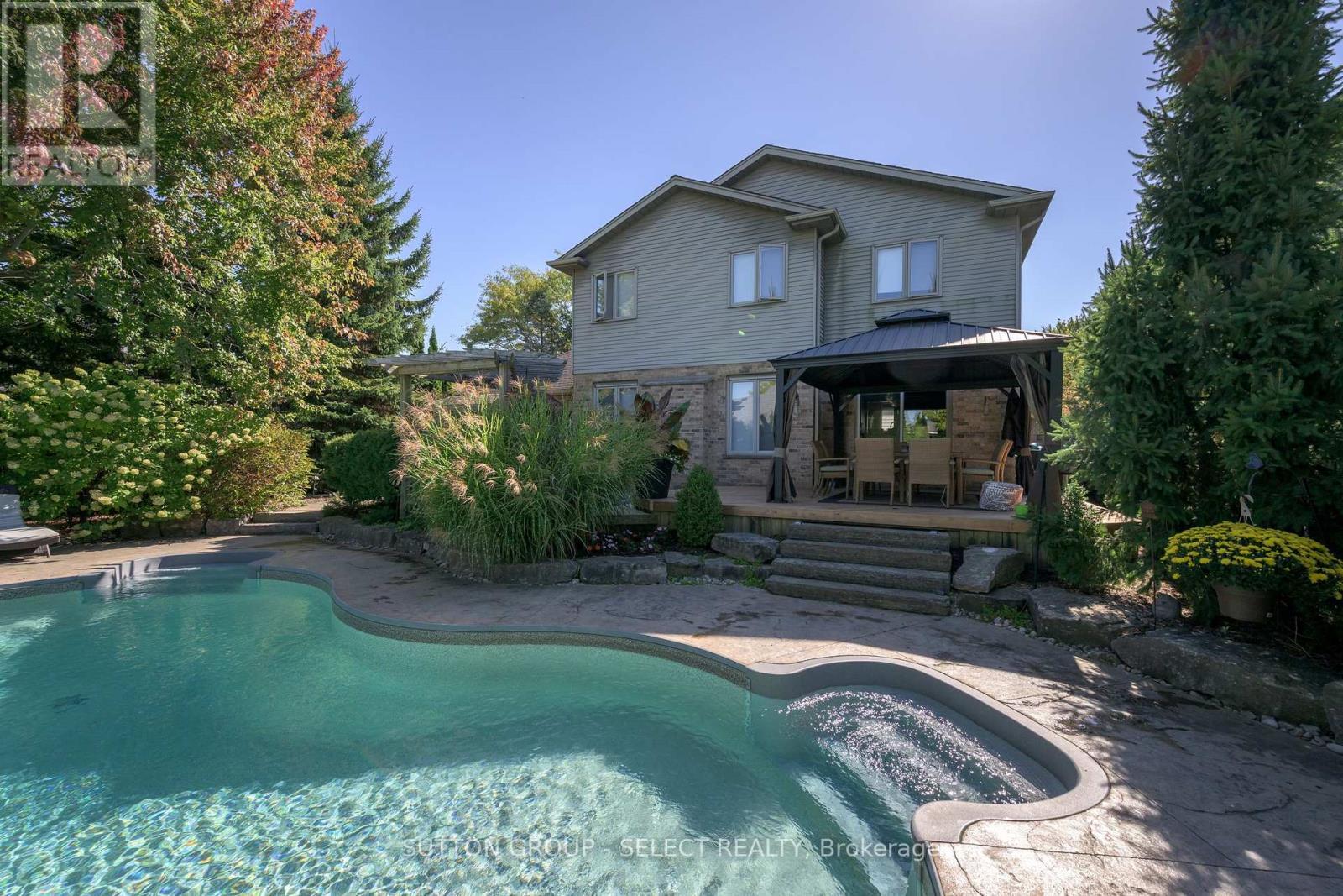 15 Marcus Crescent, London North (North A), ON - Outdoor With In Ground Pool With Deck Patio Veranda