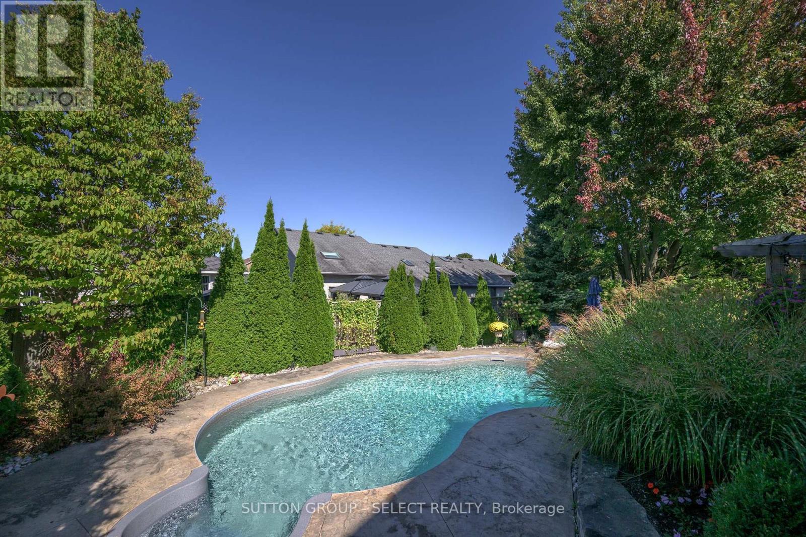 15 Marcus Crescent, London North (North A), ON - Outdoor With In Ground Pool