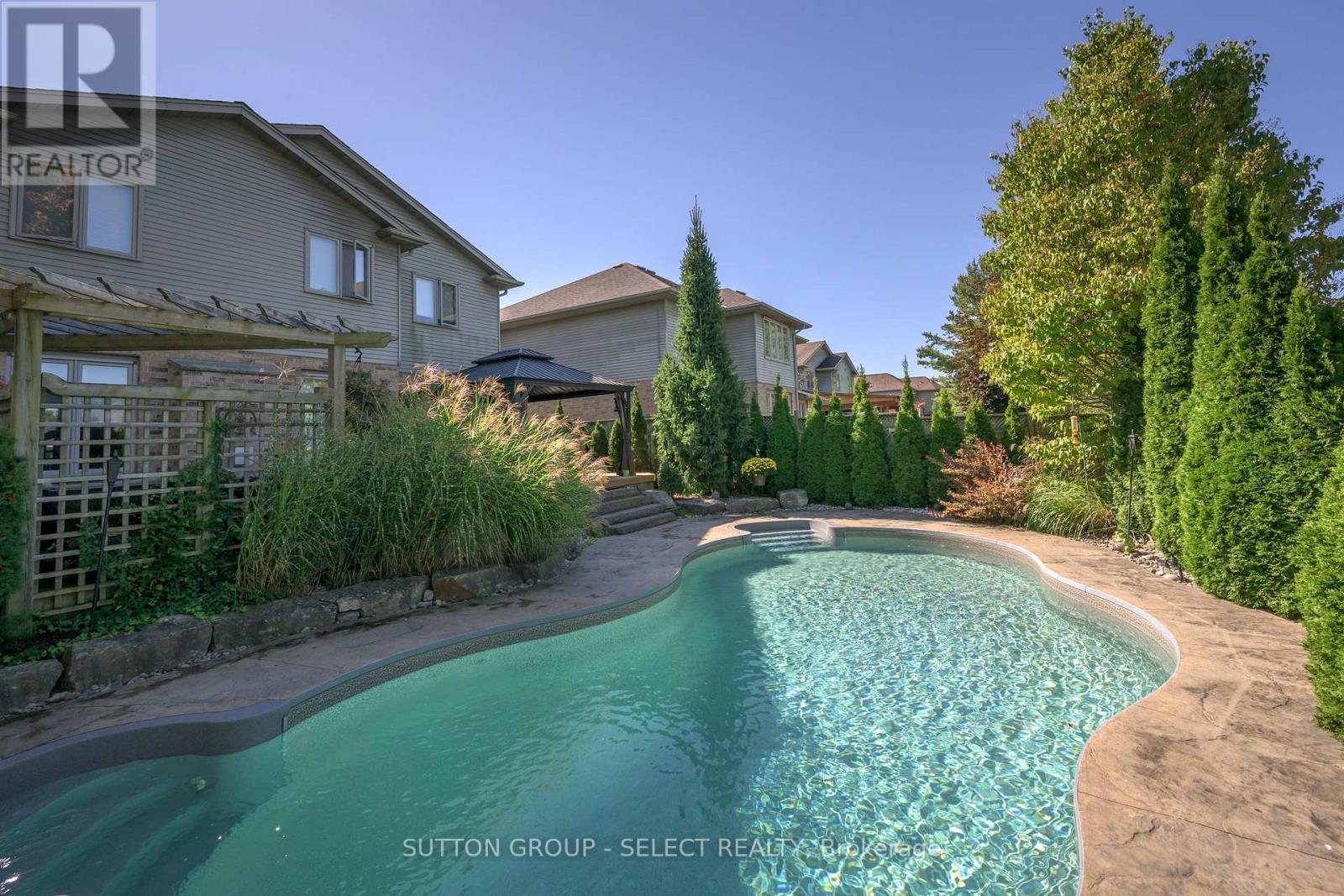 15 Marcus Crescent, London North (North A), ON - Outdoor With In Ground Pool With Backyard