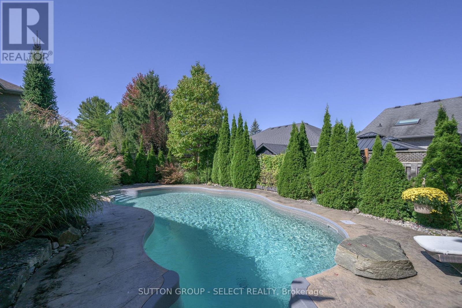 15 Marcus Crescent, London North (North A), ON - Outdoor With In Ground Pool