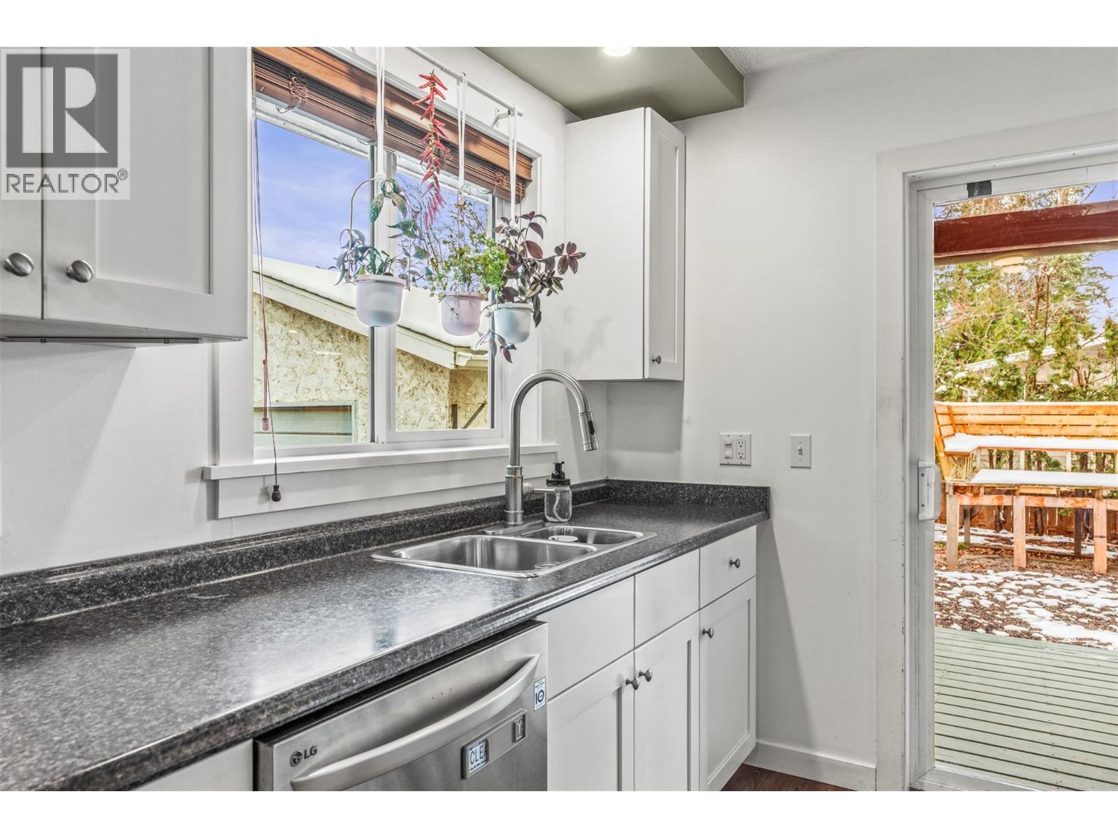 1016 34 Avenue, Vernon, BC - Indoor Photo Showing Kitchen With Double Sink