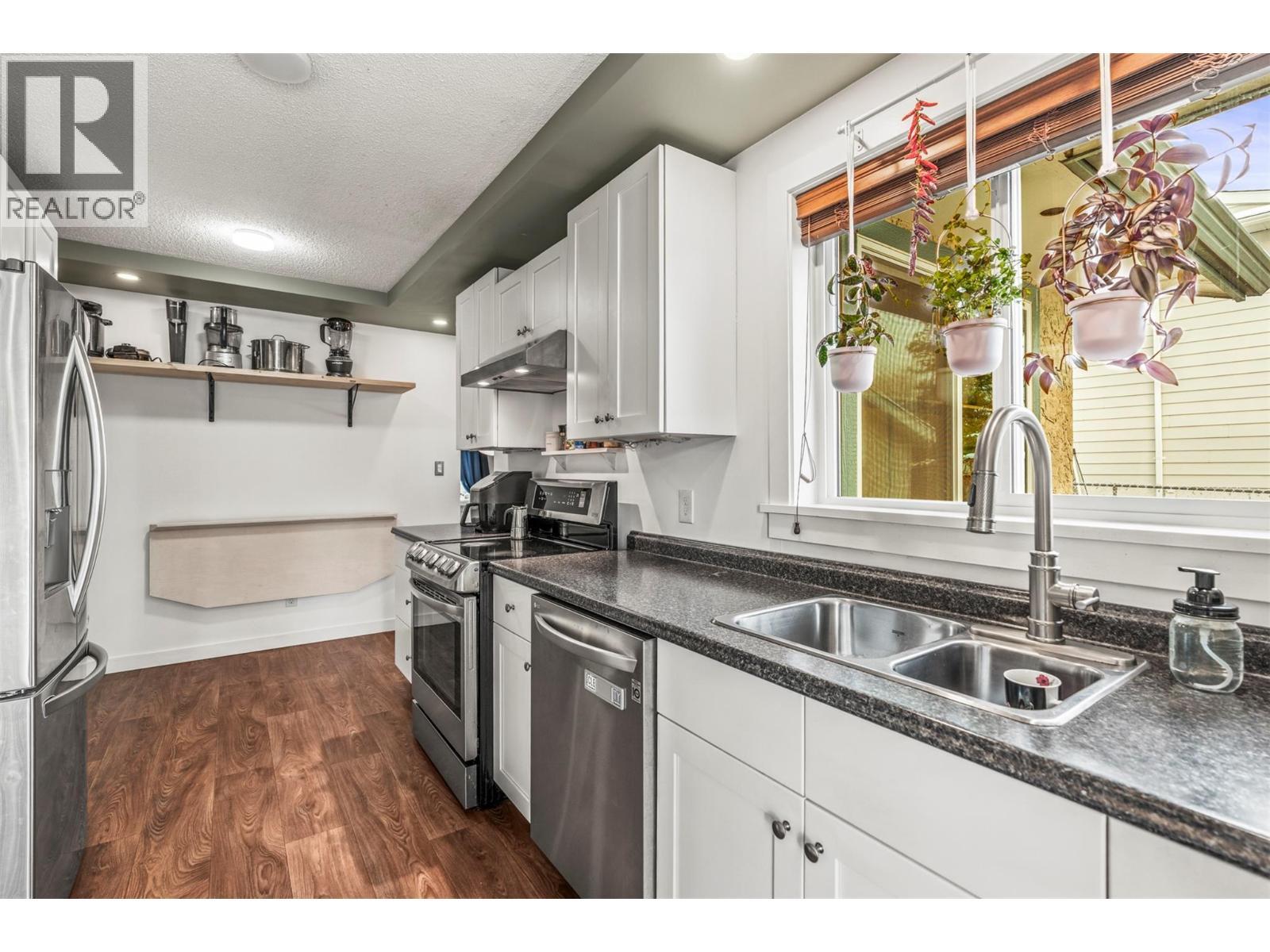 1016 34 Avenue, Vernon, BC - Indoor Photo Showing Kitchen With Double Sink