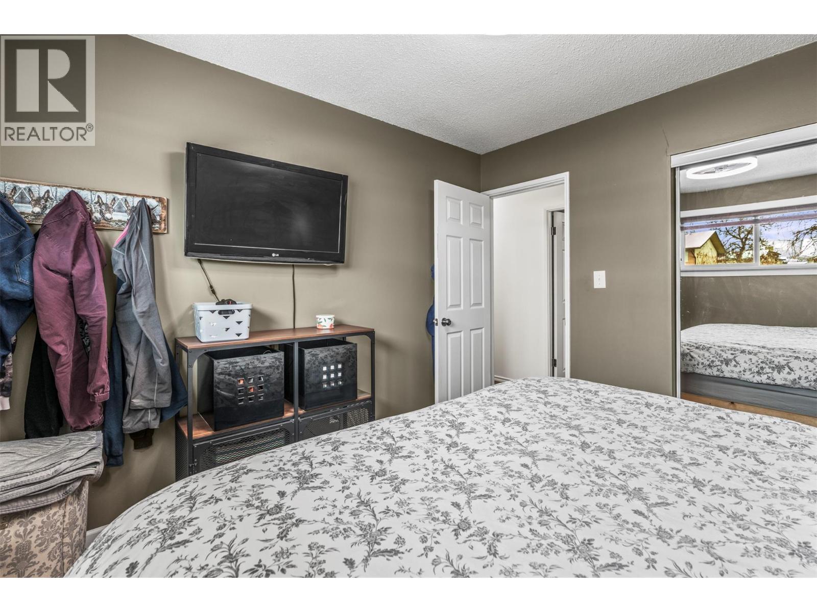 1016 34 Avenue, Vernon, BC - Indoor Photo Showing Bedroom