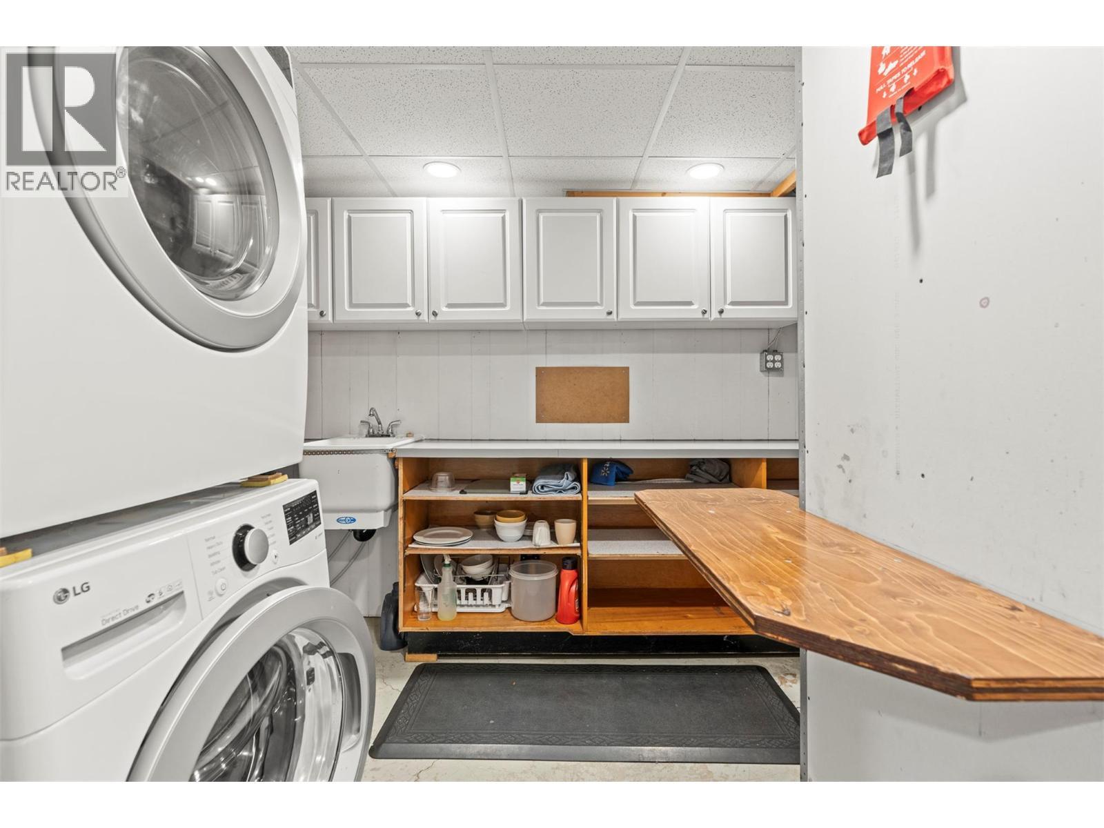 1016 34 Avenue, Vernon, BC - Indoor Photo Showing Laundry Room