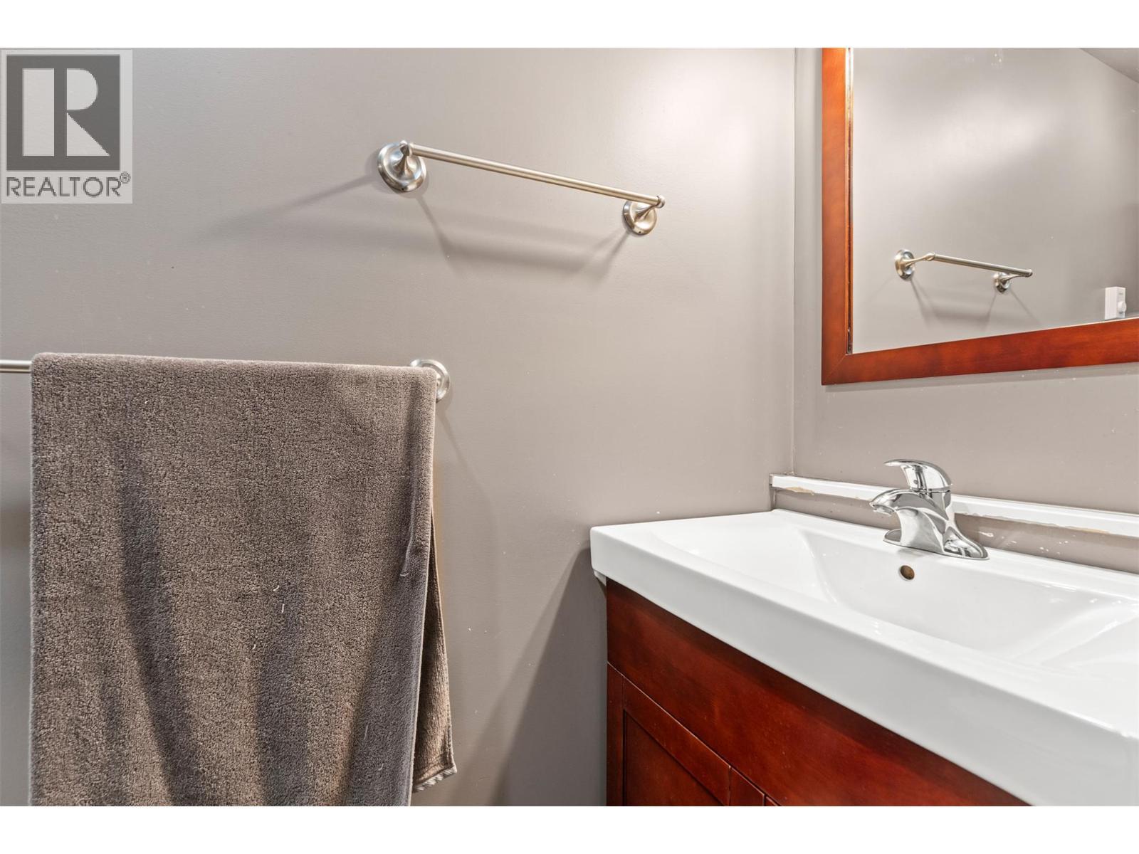 1016 34 Avenue, Vernon, BC - Indoor Photo Showing Bathroom