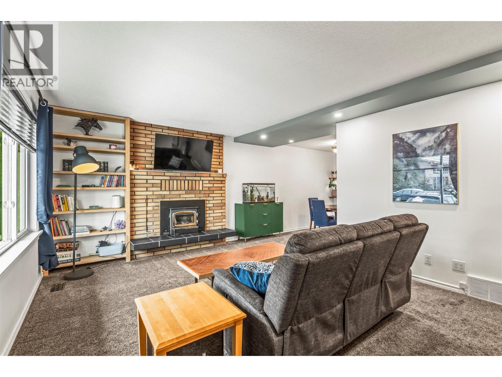 1016 34 Avenue, Vernon, BC - Indoor Photo Showing Living Room With Fireplace