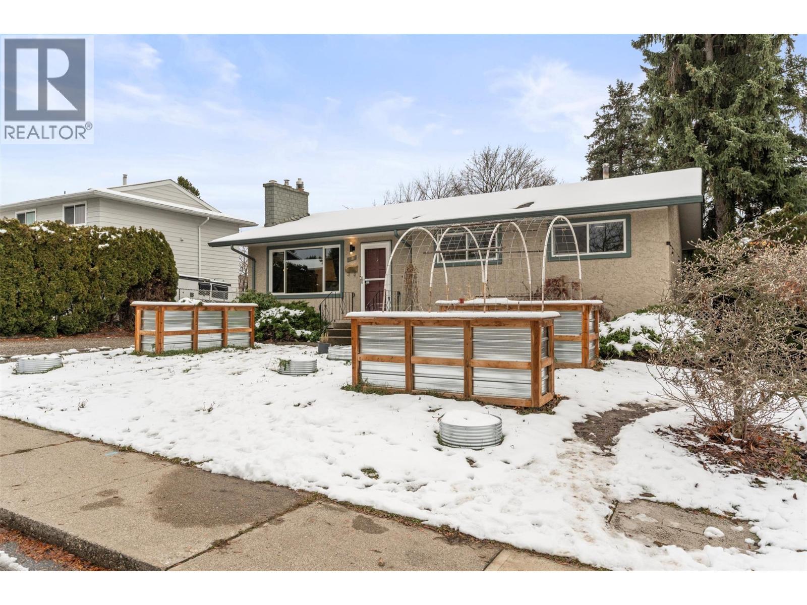 1016 34 Avenue, Vernon, BC - Outdoor With Deck Patio Veranda