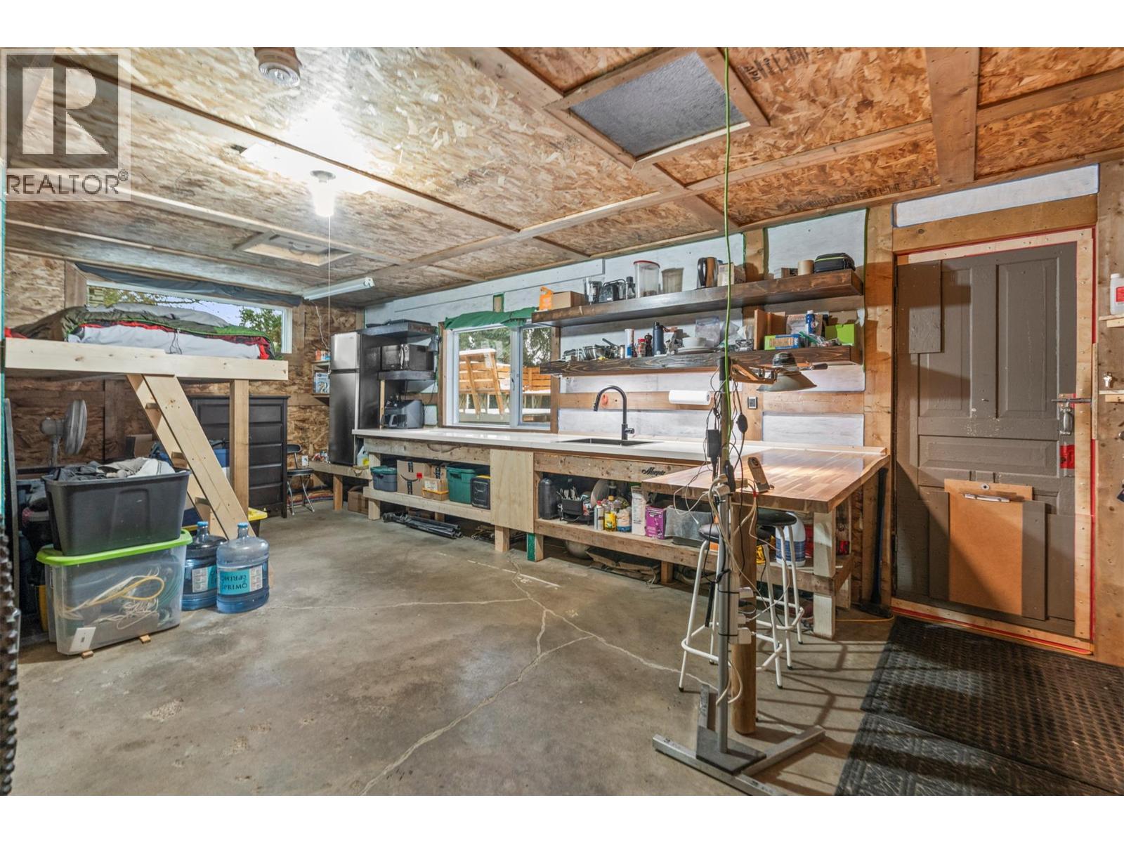 1016 34 Avenue, Vernon, BC - Indoor Photo Showing Garage