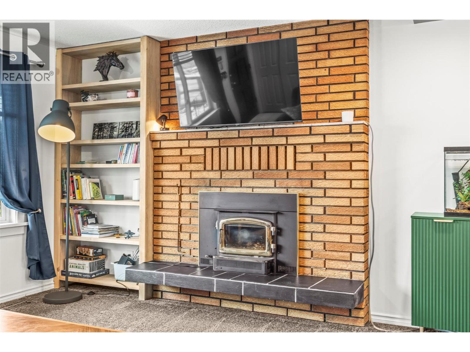 1016 34 Avenue, Vernon, BC - Indoor Photo Showing Living Room With Fireplace