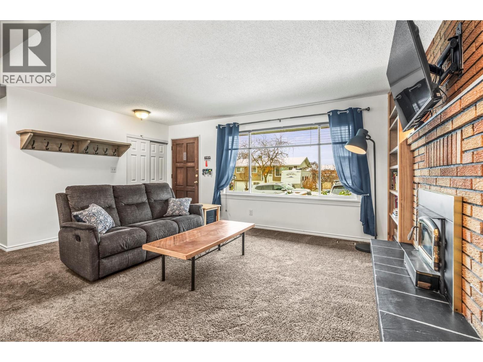 1016 34 Avenue, Vernon, BC - Indoor Photo Showing Living Room