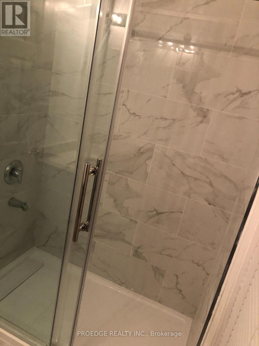 Standing shower - 33 Stonewood Street, Ajax, ON - Indoor Photo Showing Bathroom