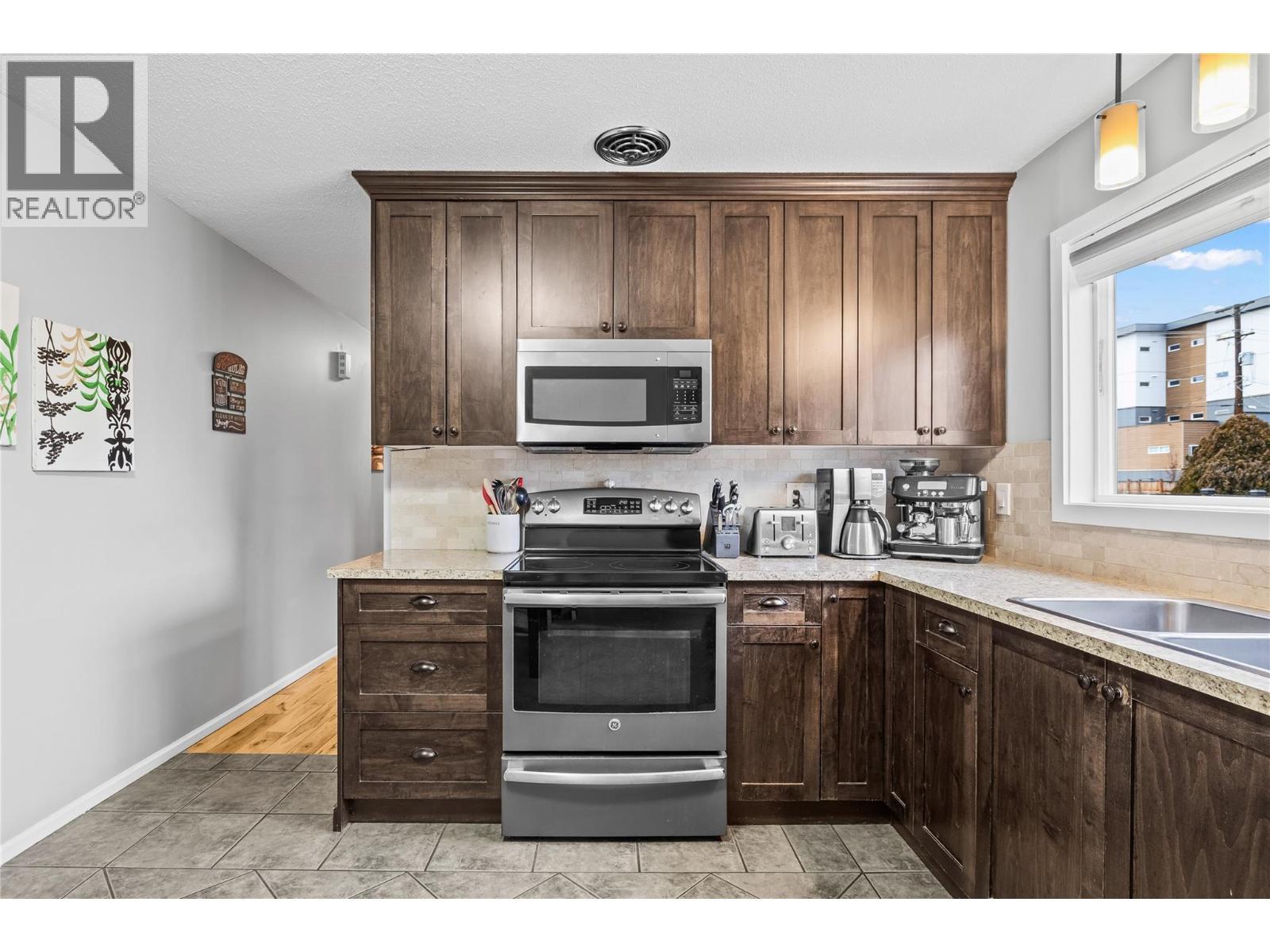 610 Balmoral Road, Kelowna, BC - Indoor Photo Showing Kitchen
