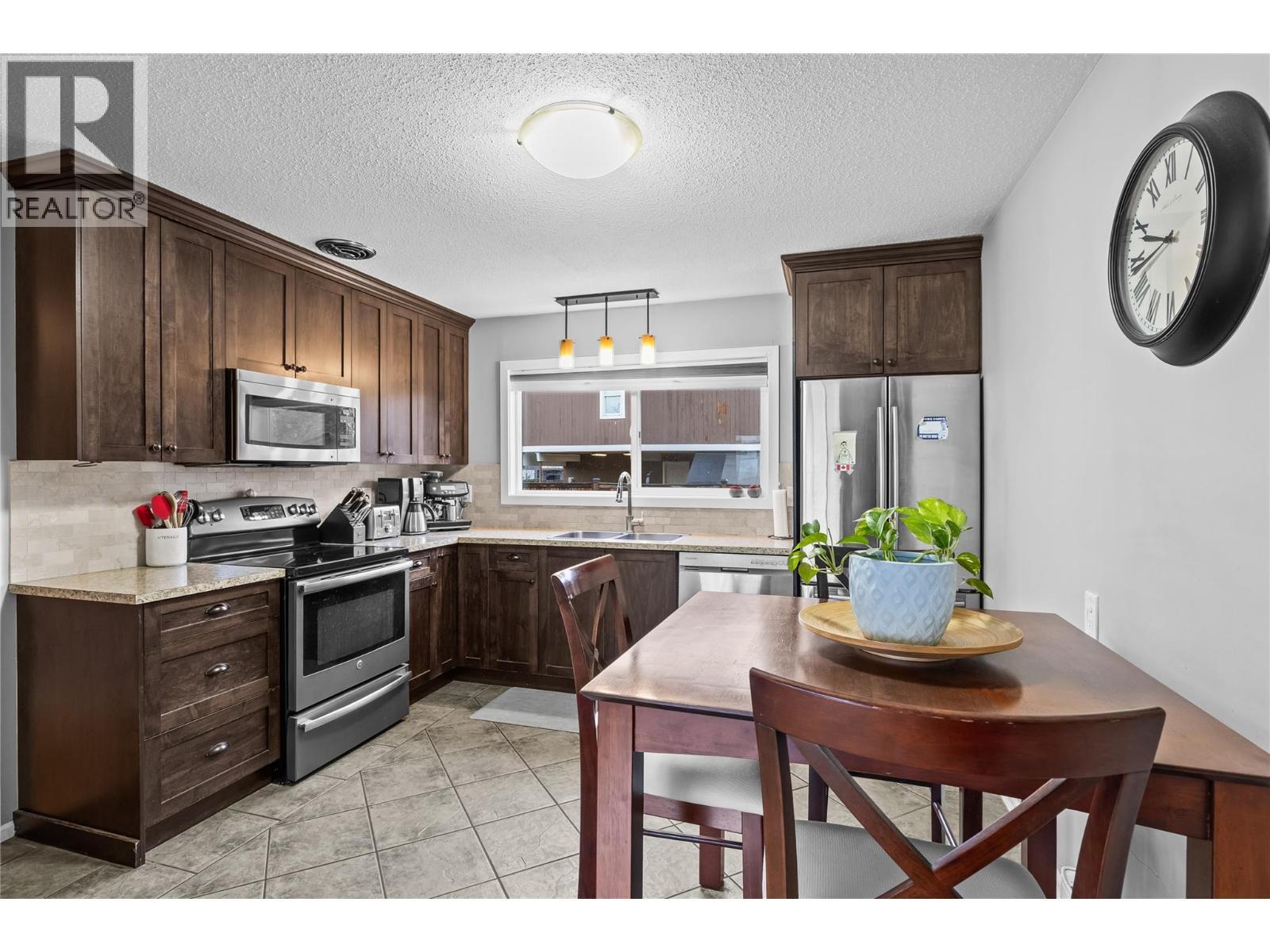 610 Balmoral Road, Kelowna, BC - Indoor Photo Showing Kitchen With Stainless Steel Kitchen