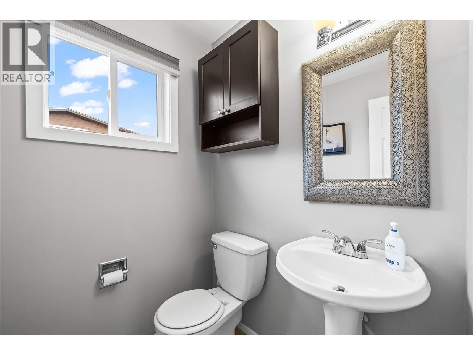 610 Balmoral Road, Kelowna, BC - Indoor Photo Showing Bathroom