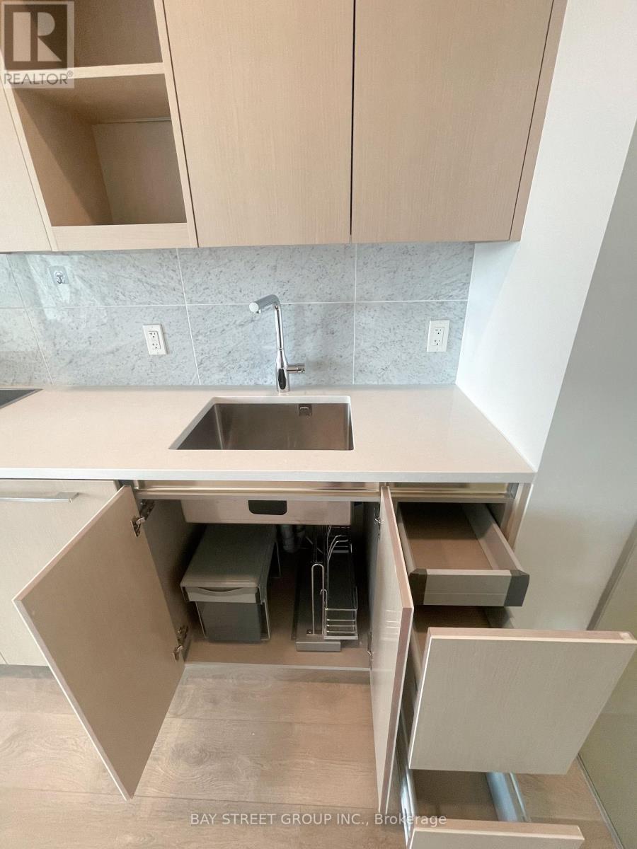 707 - 85 Mcmahon Drive, Toronto, ON - Indoor