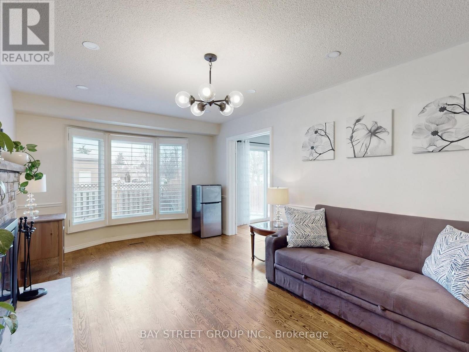 50 Greybeaver Trail, Toronto, ON - Indoor Photo Showing Living Room