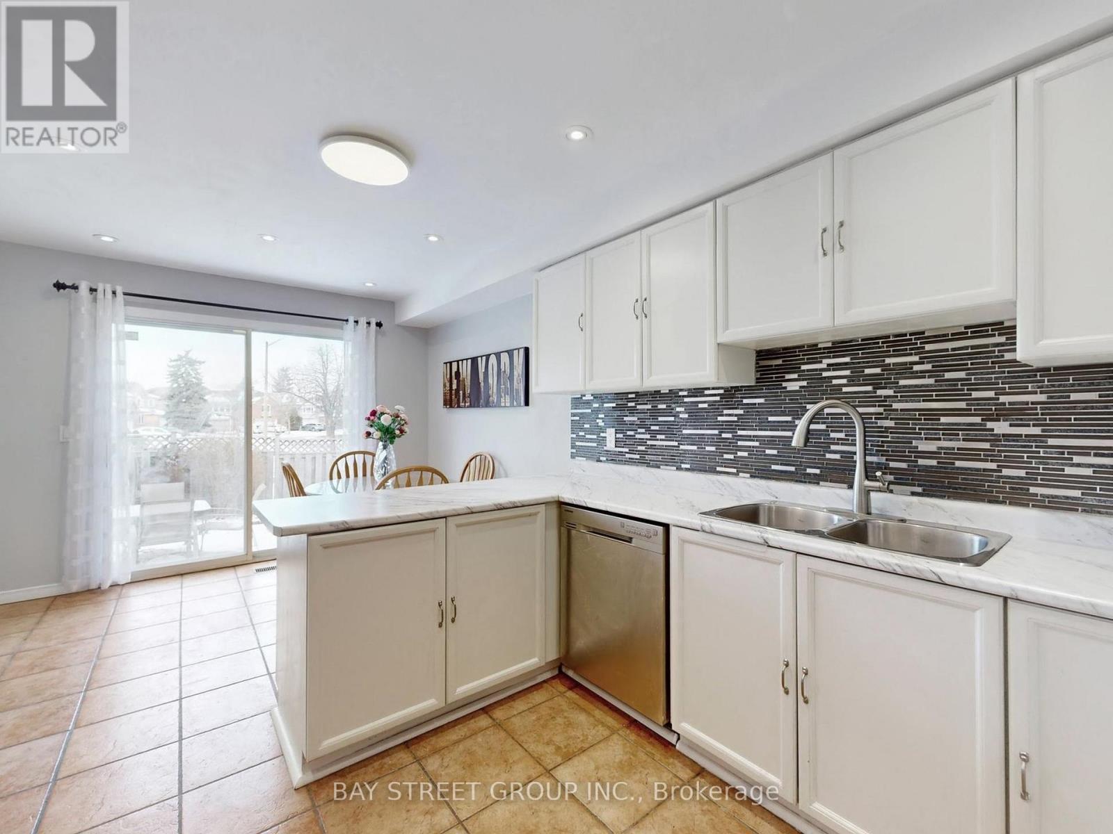 50 Greybeaver Trail, Toronto, ON - Indoor Photo Showing Kitchen With Double Sink With Upgraded Kitchen
