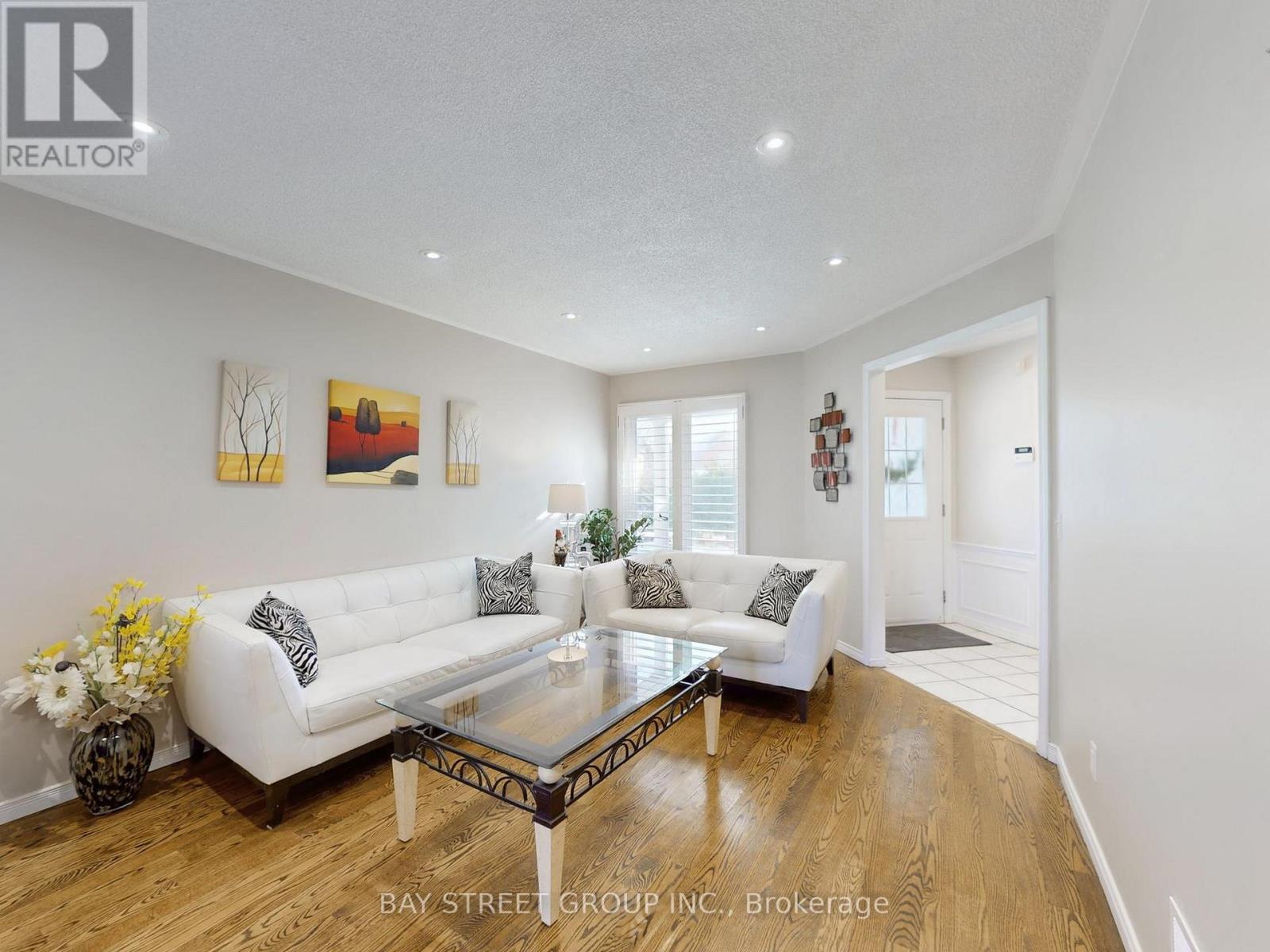 50 Greybeaver Trail, Toronto, ON - Indoor Photo Showing Living Room