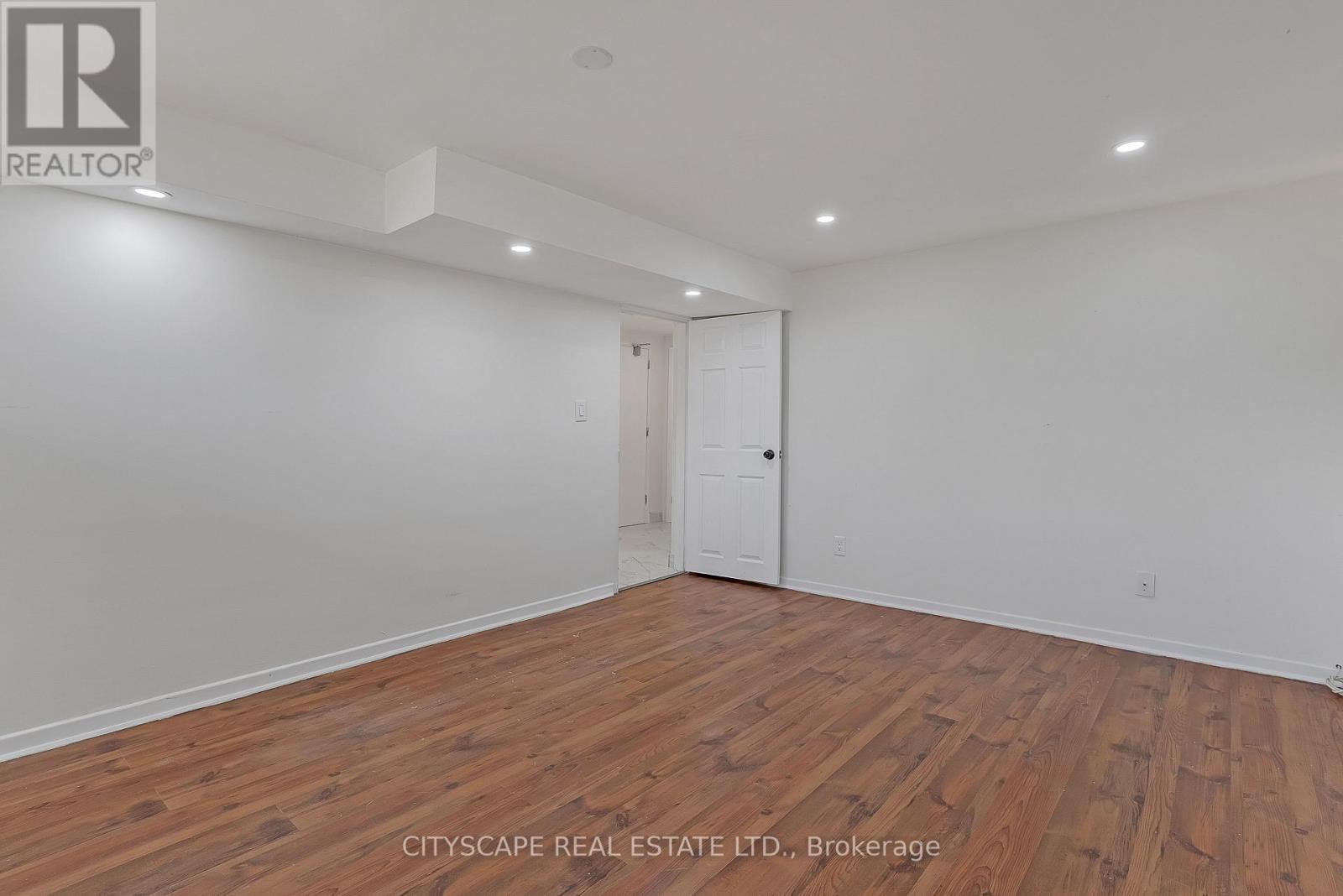 Lower - 2724 Lakeshore Boulevard, Toronto, ON - Indoor Photo Showing Other Room