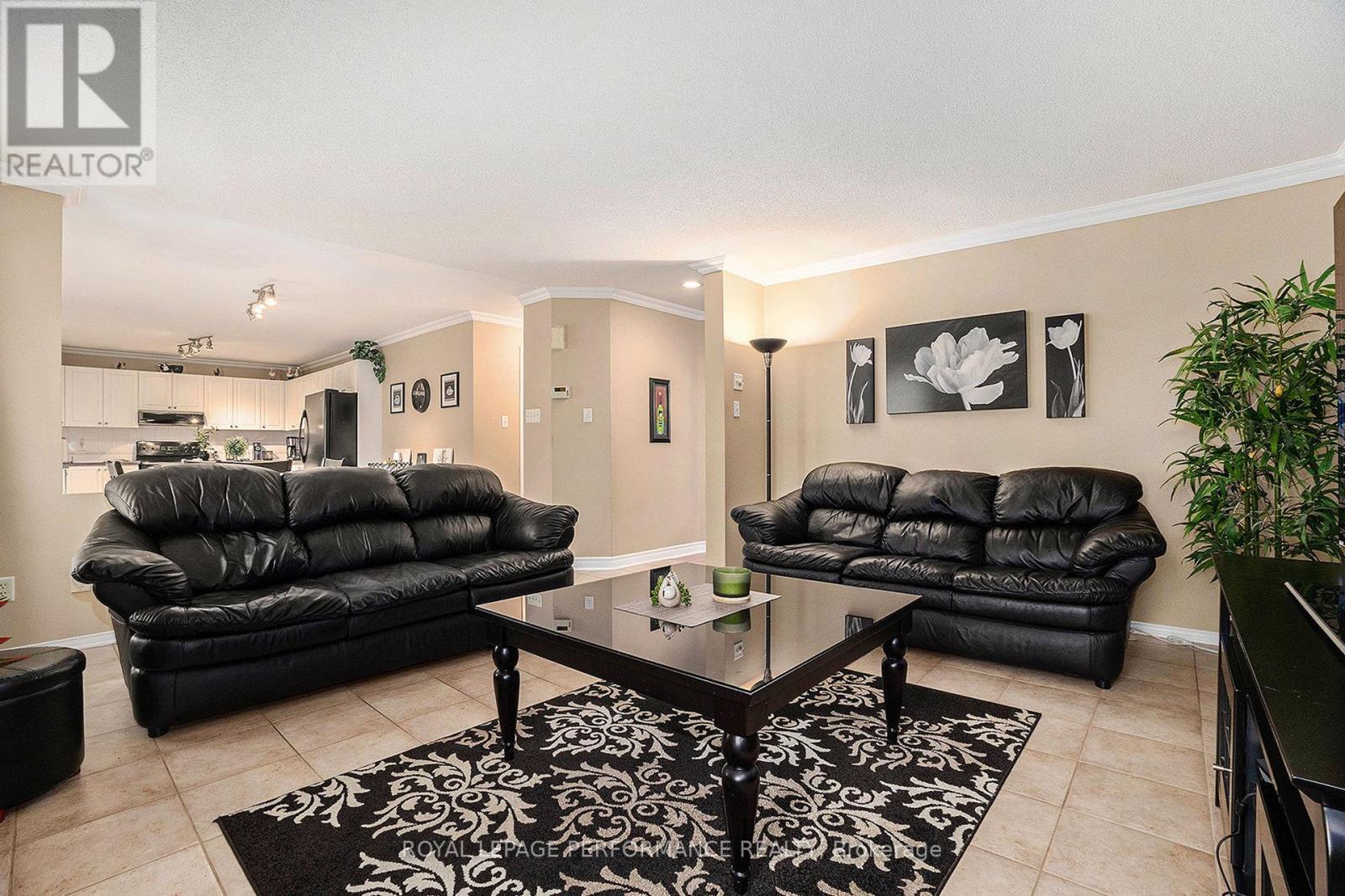 619 Chardonnay Drive, Ottawa, ON - Indoor Photo Showing Living Room