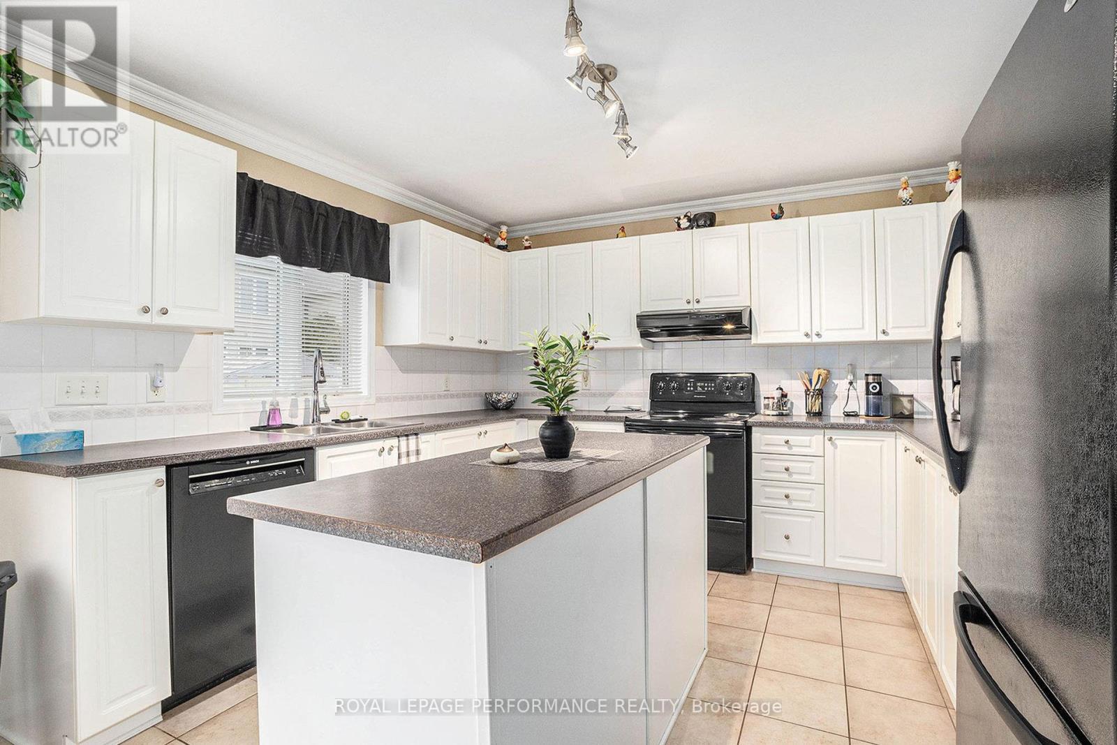 619 Chardonnay Drive, Ottawa, ON - Indoor Photo Showing Kitchen With Double Sink