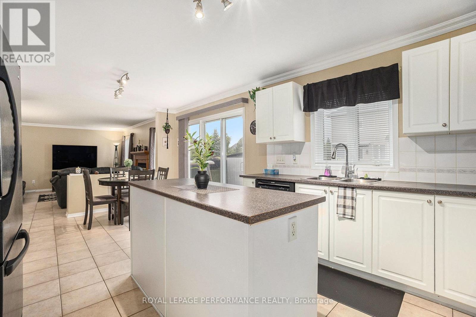 619 Chardonnay Drive, Ottawa, ON - Indoor Photo Showing Kitchen
