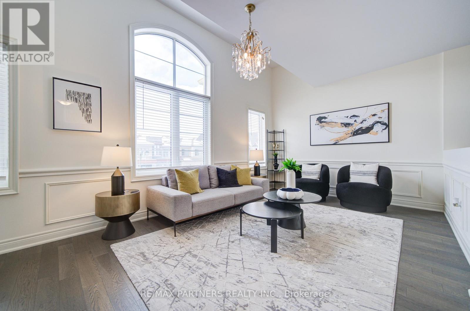 21 Planet Street, Richmond Hill, ON - Indoor Photo Showing Living Room