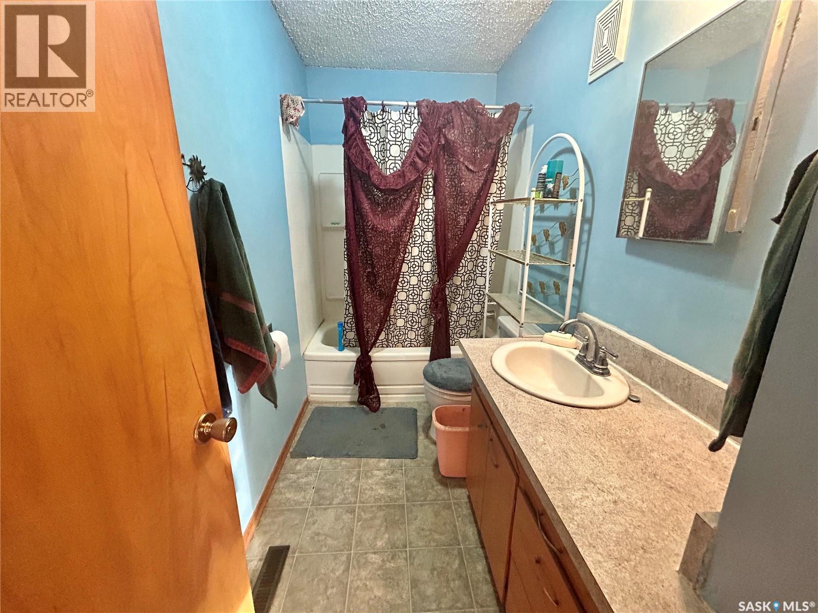 507 Doepker Avenue, Annaheim, SK - Indoor Photo Showing Bathroom