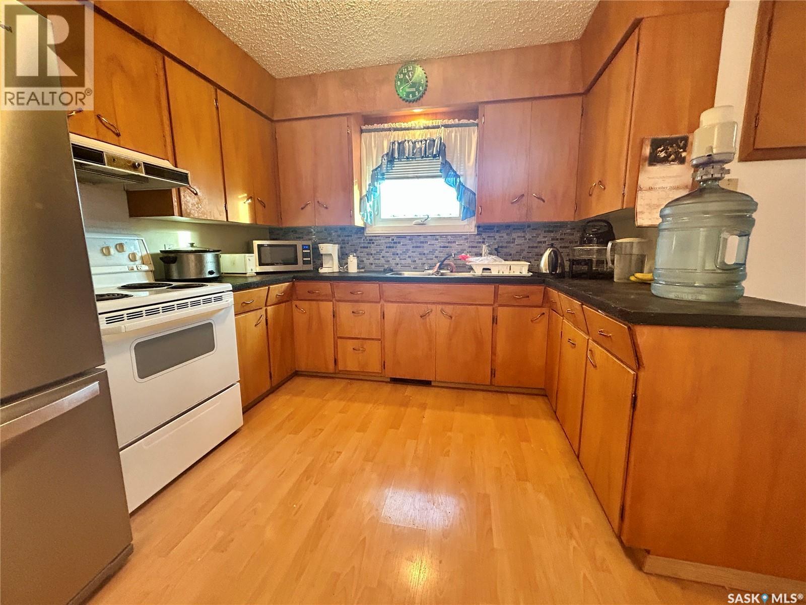 507 Doepker Avenue, Annaheim, SK - Indoor Photo Showing Kitchen