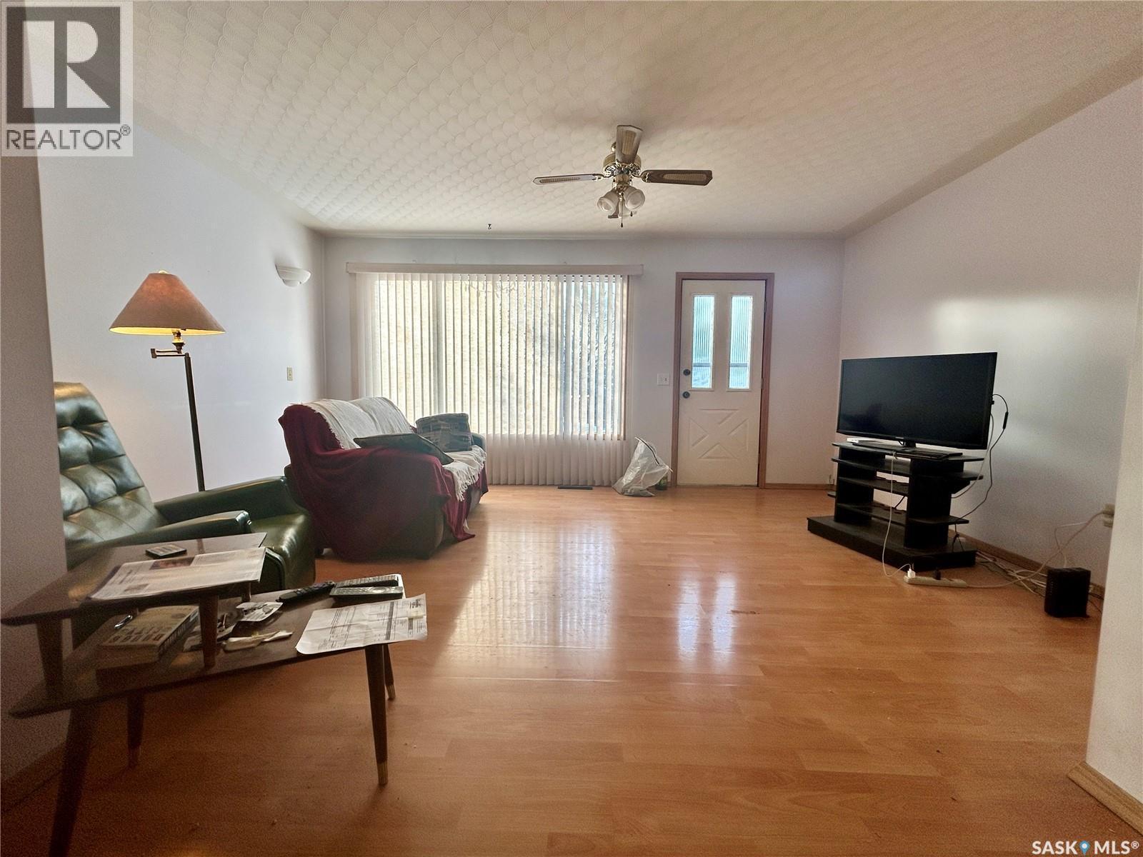 507 Doepker Avenue, Annaheim, SK - Indoor Photo Showing Living Room