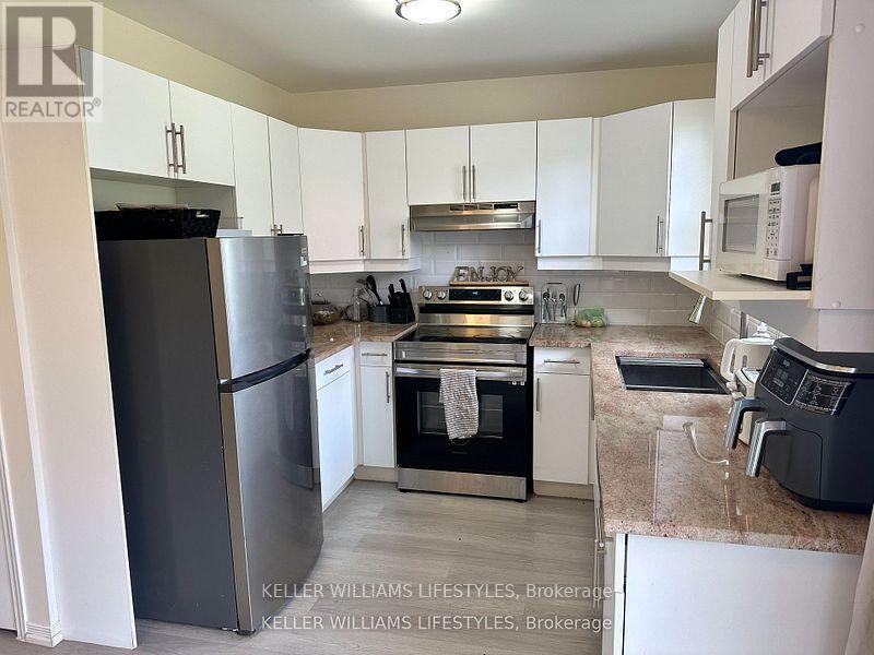 63 - 50 Chapman Court, London North (North I), ON - Indoor Photo Showing Kitchen With Double Sink