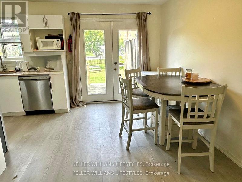 63 - 50 Chapman Court, London North (North I), ON - Indoor Photo Showing Dining Room