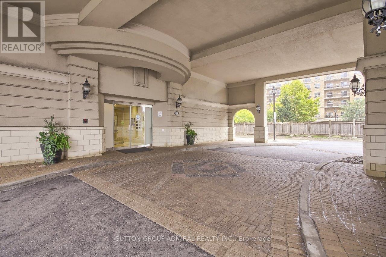 206 - 1 Maison Parc Court, Vaughan, ON - Photo Showing Garage