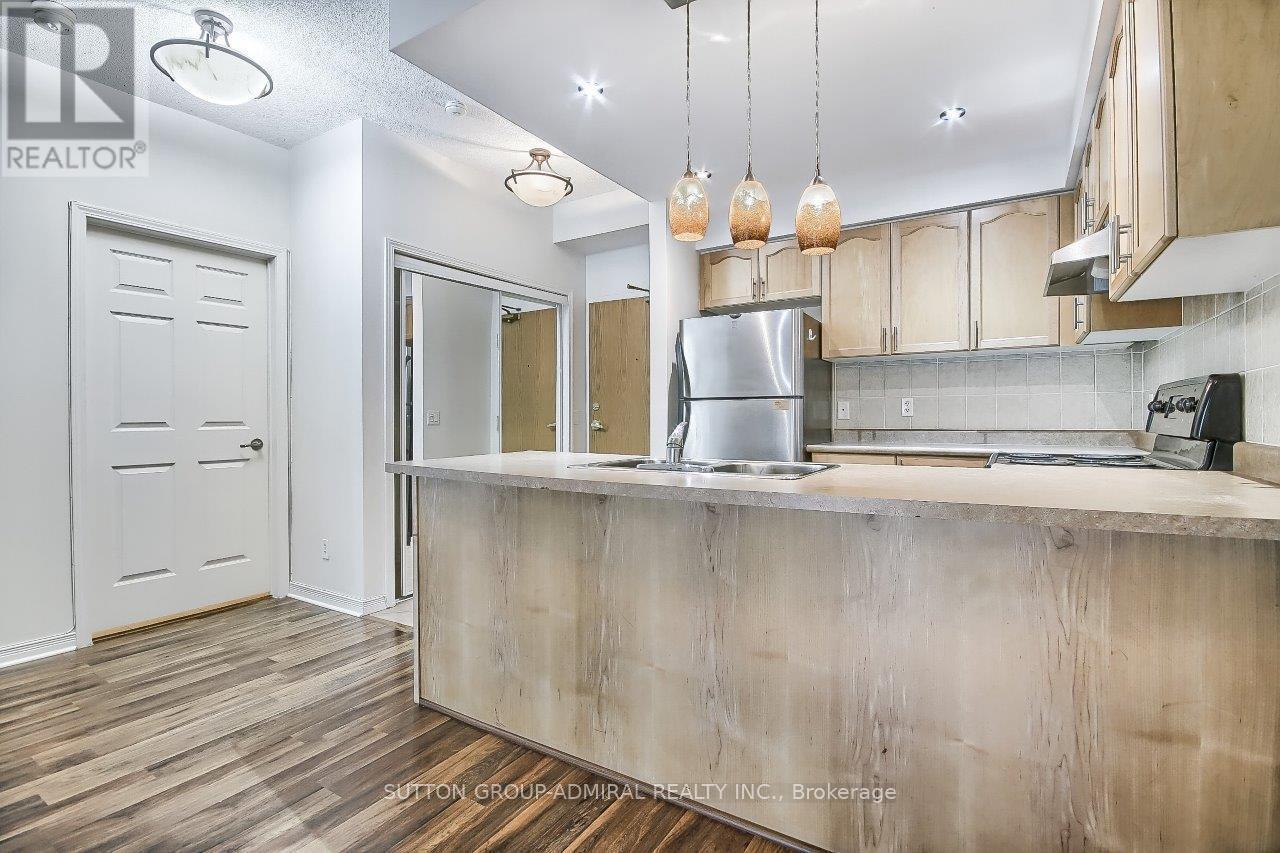 206 - 1 Maison Parc Court, Vaughan, ON - Indoor Photo Showing Kitchen